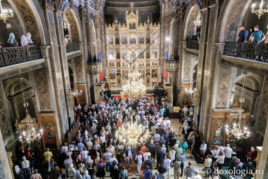 Credincioși, participând la slujba de sfințire / Foto: Oana Nechifor