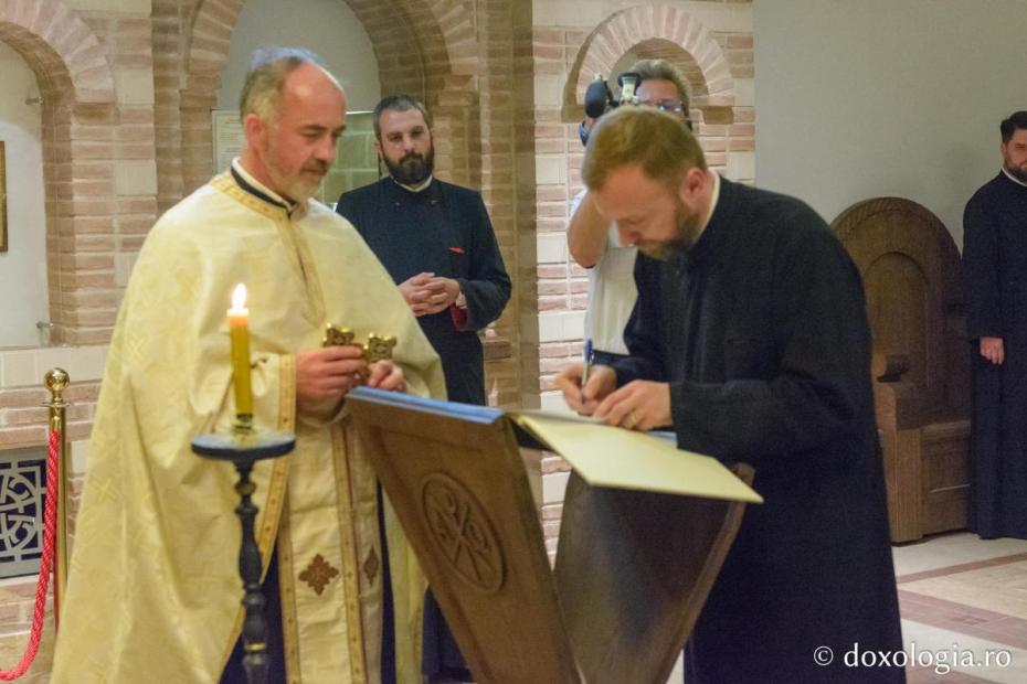 Noii doctori au depus jurământul de credință față de Biserica Ortodoxă în Paraclisul „Ecclesia” / Foto: Mihail Vrăjitoru Noii doctori au depus jurământul de credință față de Biserica Ortodoxă în Paraclisul „Ecclesia” / Foto: Mihail Vrăjitoru
