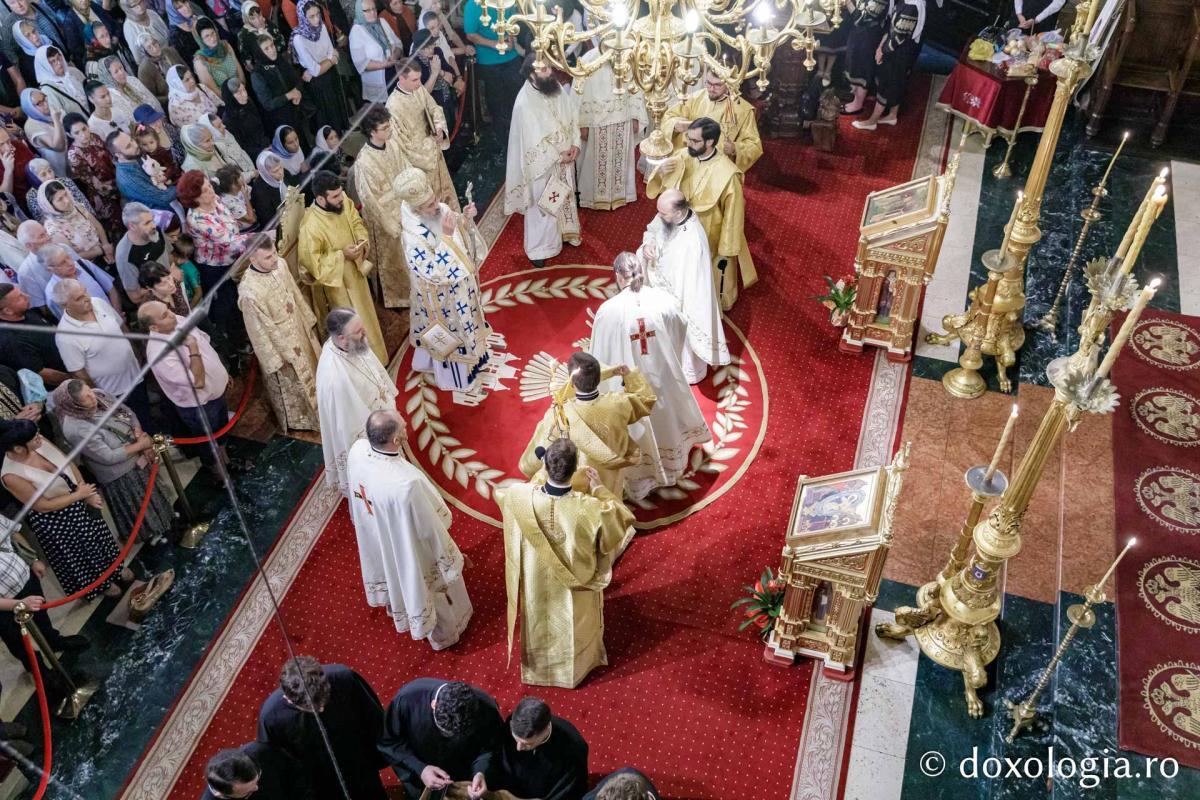 Momente din cadrul Sfintei Liturghii la Catedrala mitropolitană din Iași / foto: Oana Nechifor