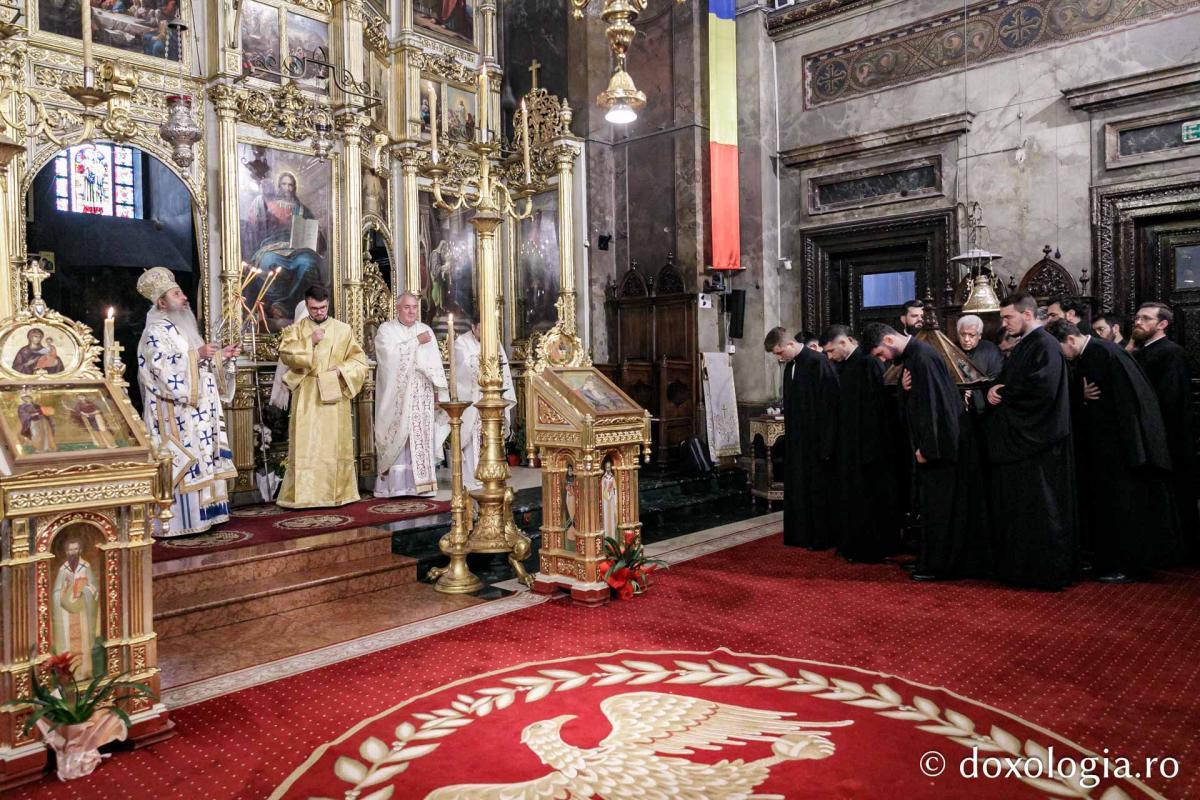 Momente din cadrul Sfintei Liturghii la Catedrala mitropolitană din Iași / foto: Oana Nechifor