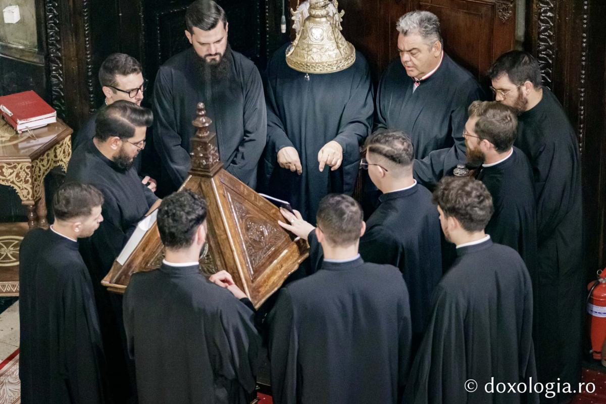 Corul „Byzantion” dirijat de Adrian Sîrbu împreună cu Dimitrios Galanis și prof. dr. Georgios Konstantinou din Grecia / foto: Oana Nechifor