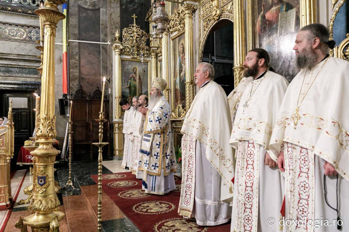 Momente din cadrul Sfintei Liturghii la Catedrala mitropolitană din Iași / foto: Oana Nechifor