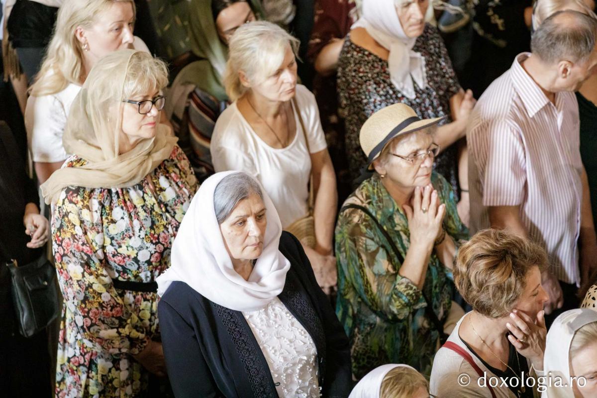 Credincioși participanți la Sfânta Liturghie / foto: Oana Nechifor