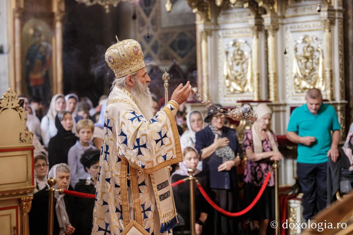 Momente din cadrul Sfintei Liturghii la Catedrala mitropolitană din Iași / foto: Oana Nechifor