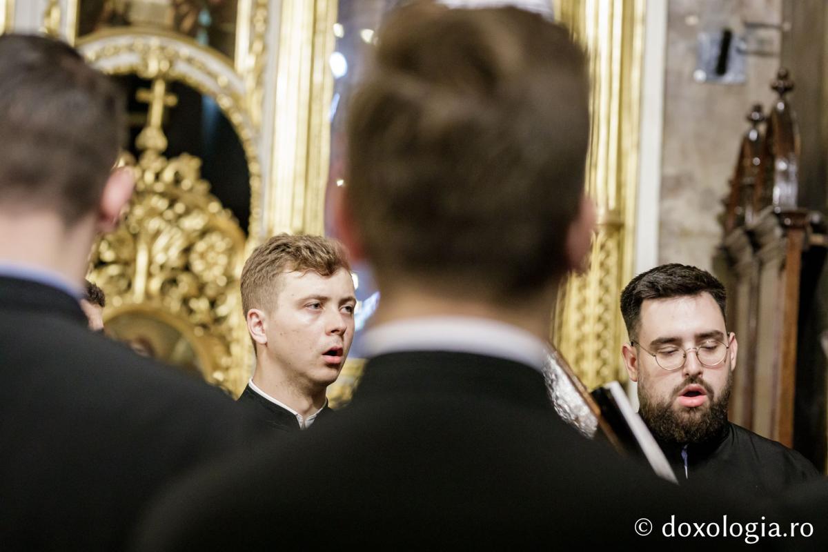 Corul „Byzantion” dirijat de Adrian Sîrbu împreună cu Dimitrios Galanis și prof. dr. Georgios Konstantinou din Grecia / foto: Oana Nechifor