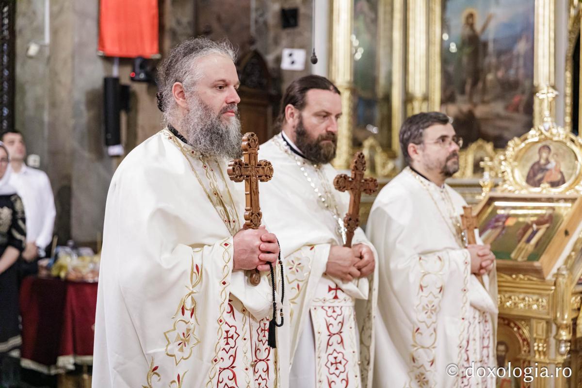 Momente din cadrul Sfintei Liturghii la Catedrala mitropolitană din Iași / foto: Oana Nechifor