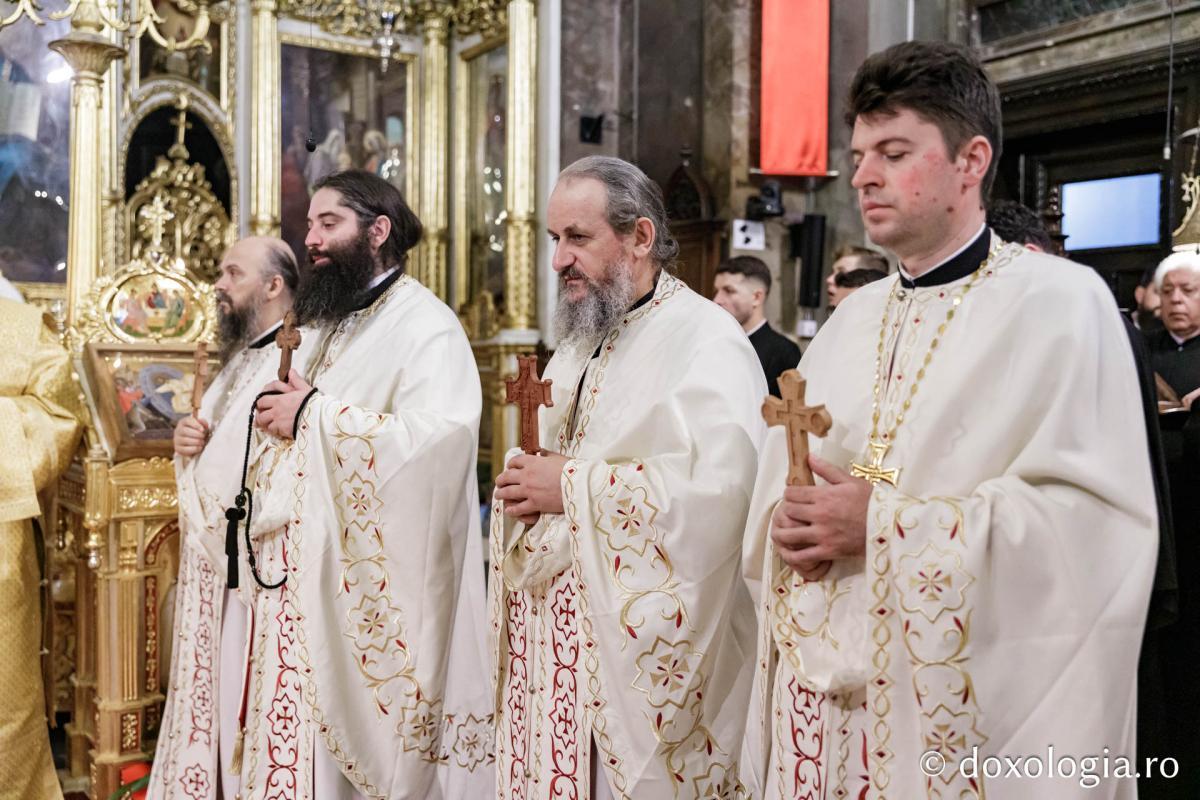 Momente din cadrul Sfintei Liturghii la Catedrala mitropolitană din Iași / foto: Oana Nechifor