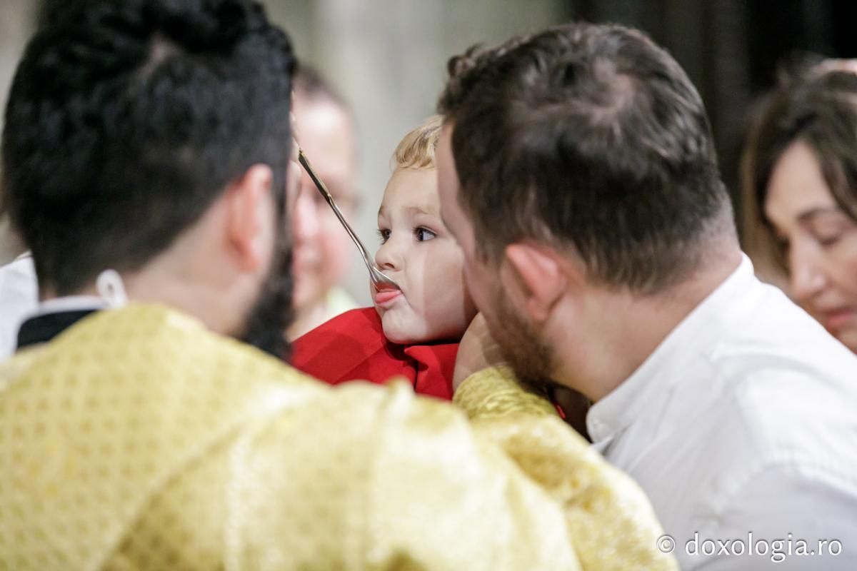 Momente din cadrul Sfintei Liturghii la Catedrala mitropolitană din Iași / foto: Oana Nechifor